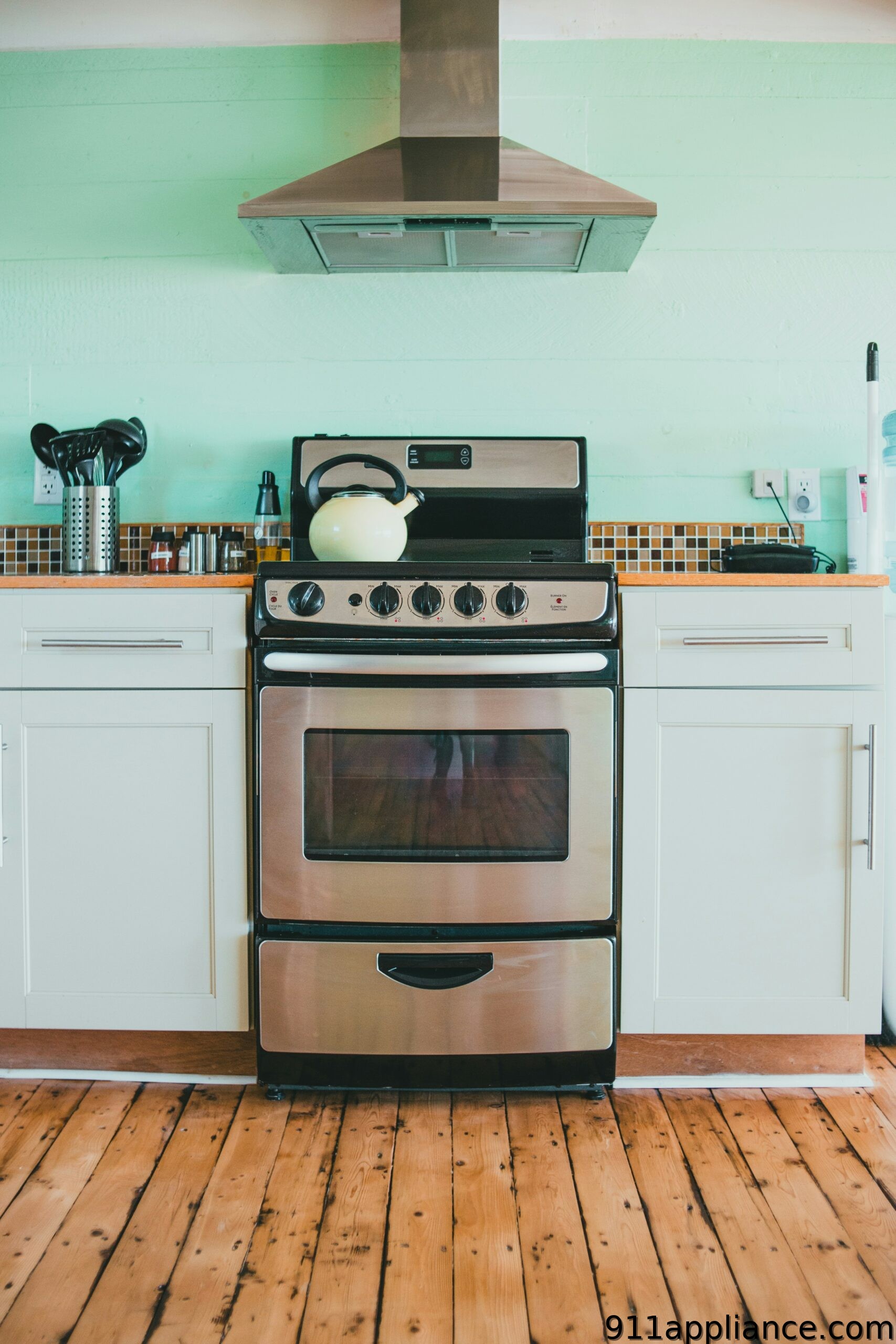 Kitchen stove with kettle