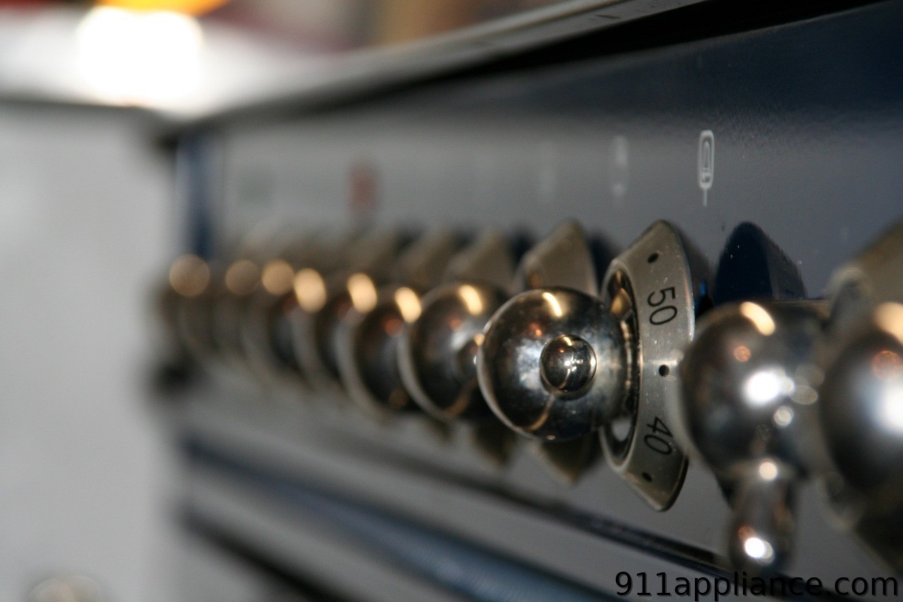 Oven control knobs detail