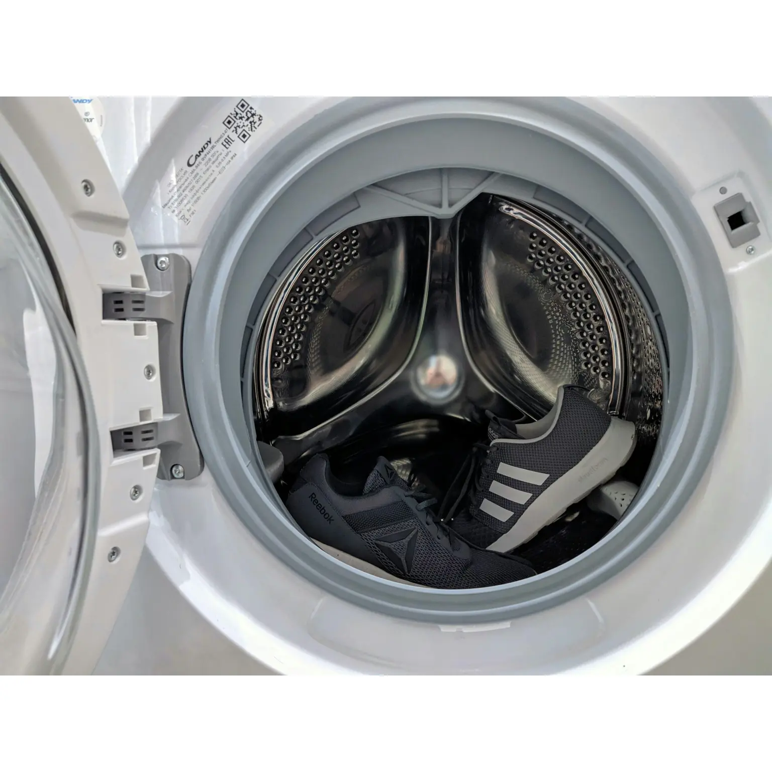 Washing machine with two sneakers