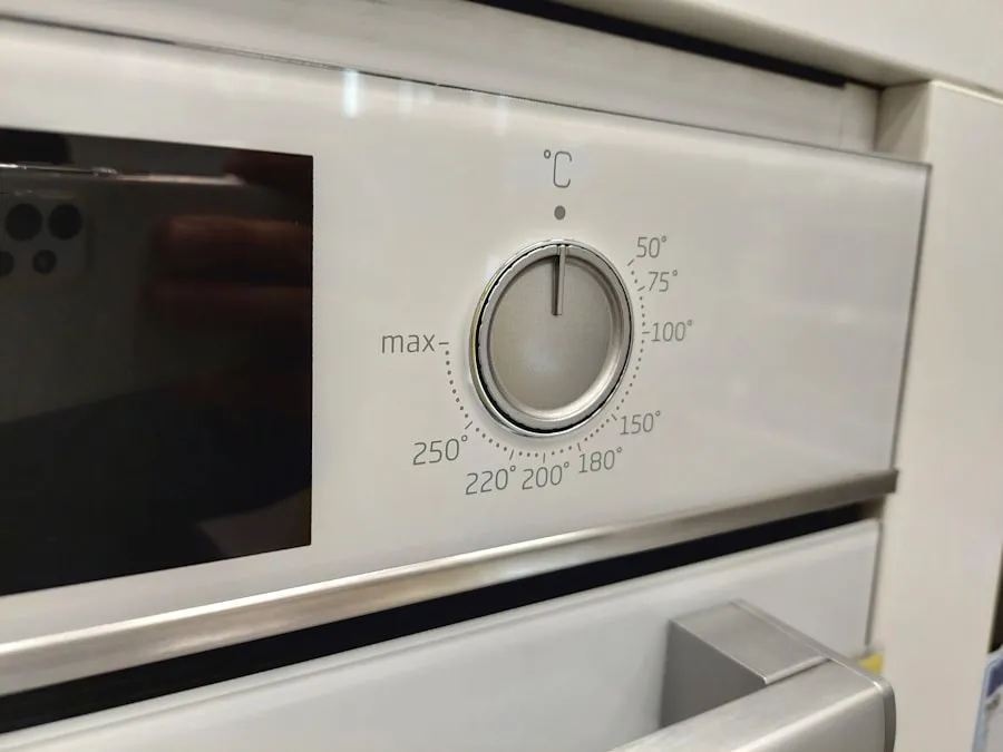 Oven temperature control knob.